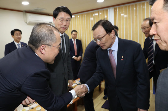 이해찬 민주당 대표가 21일 서울 여의도 한 음식점에서 금투업계 관계자들과 오찬 간담회를 하기에 앞서 인사를 나누고 있다.  연합뉴스